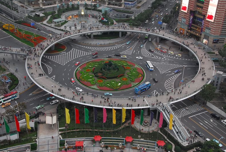 Круглый пешеходный мост в Шанхае (Китай)